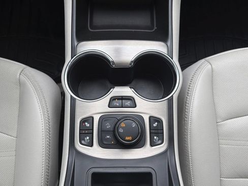 Used 2024 GMC Terrain Denali w/ Denali Premium Package AWD/4WD image 9