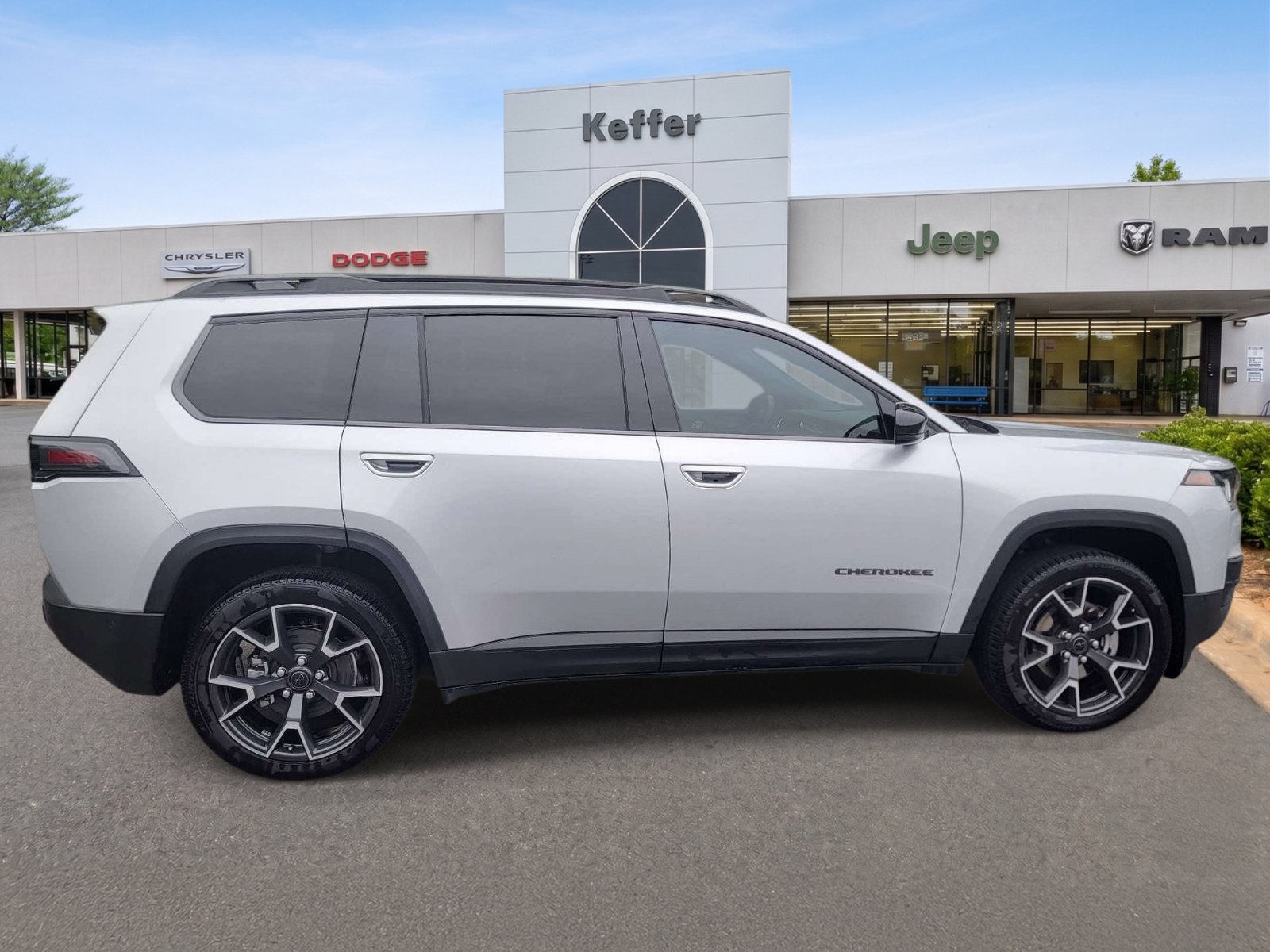 Used 2026 Jeep Cherokee Overland AWD/4WD image 3
