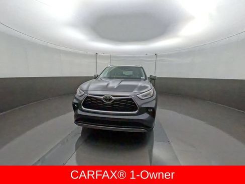 Used 2023 Toyota Highlander Platinum FWD image 2
