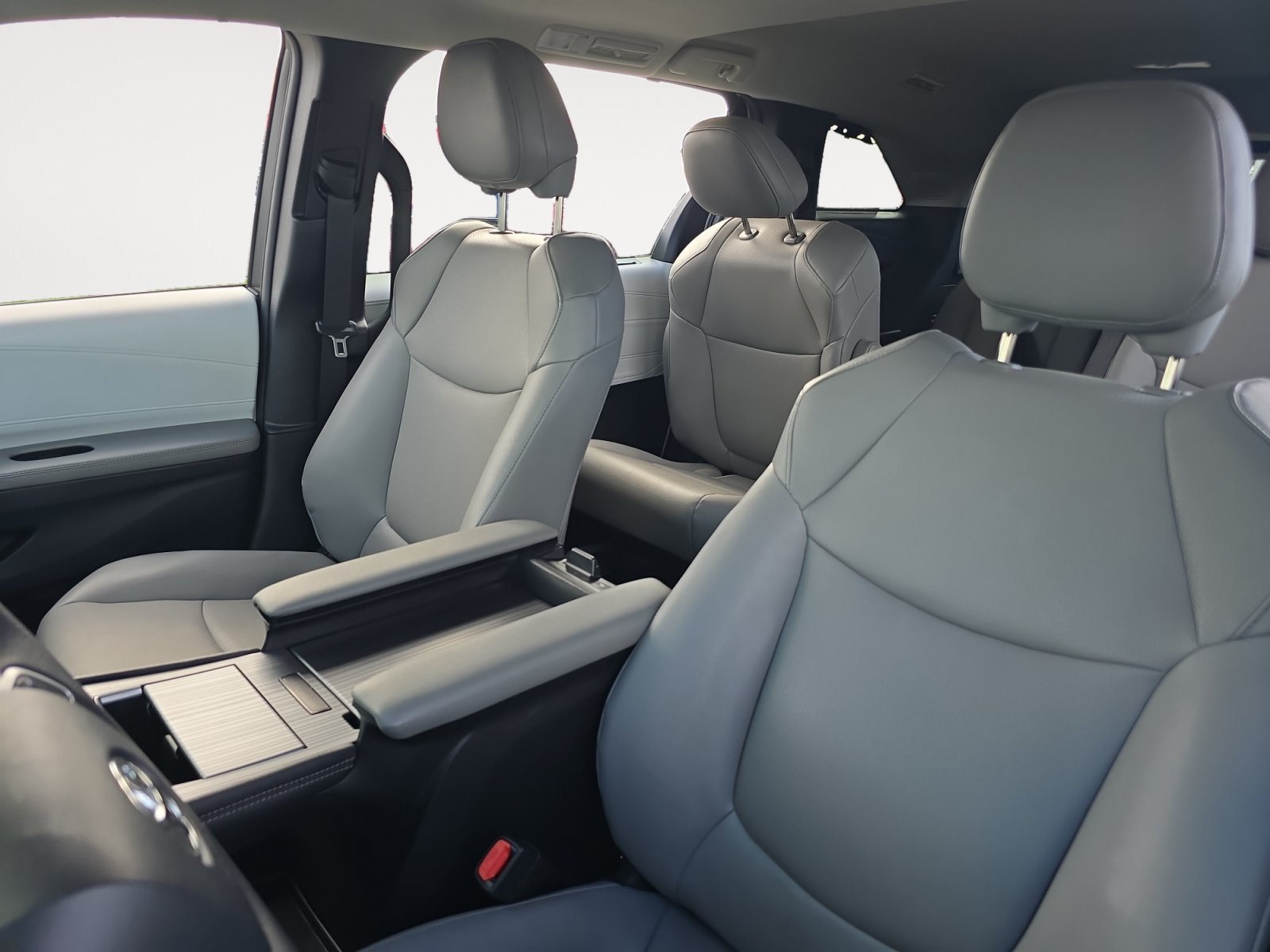 Certified 2026 Toyota Sienna XLE FWD image 9