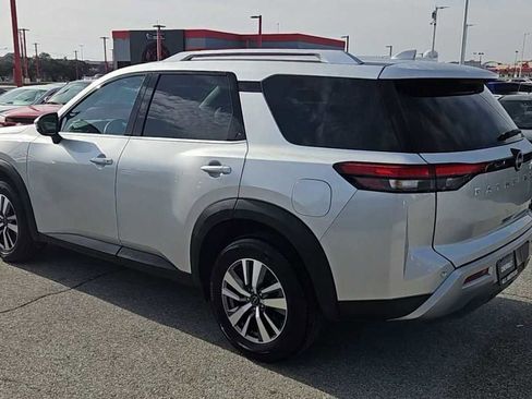 Used 2025 Nissan Pathfinder SL image 6