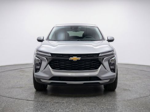 Used 2025 Chevrolet Blazer LT FWD image 2