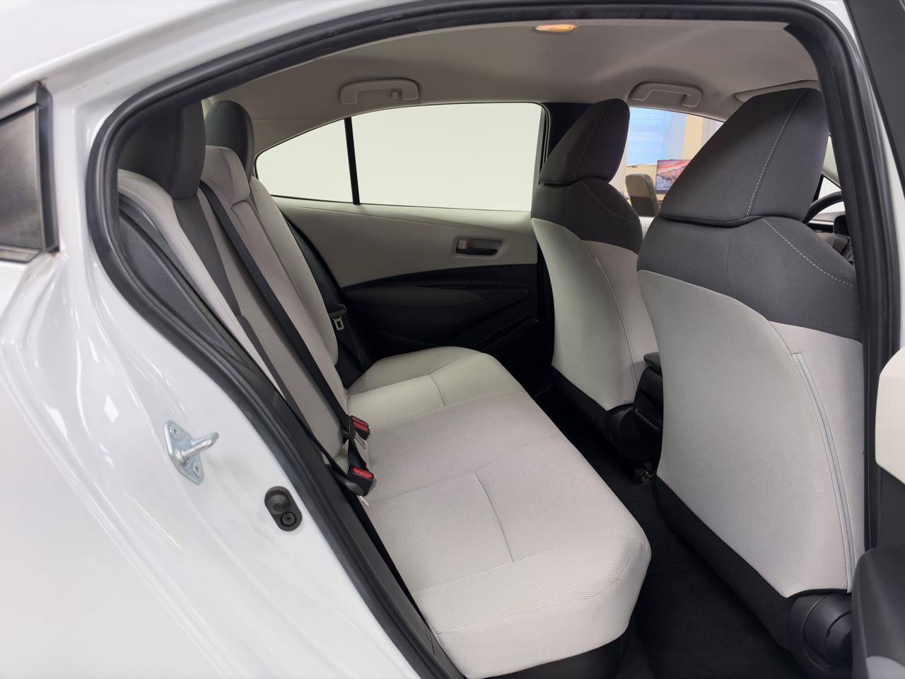Used 2022 Toyota Corolla LE FWD image 29