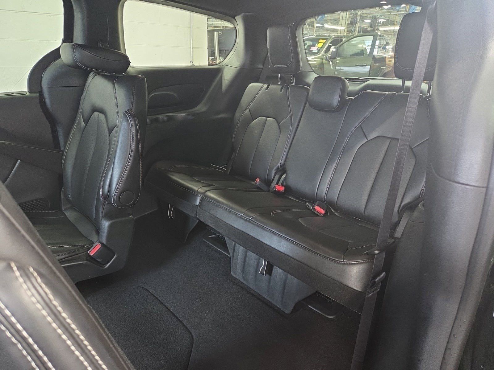 Used 2026 Chrysler Pacifica Select FWD image 10