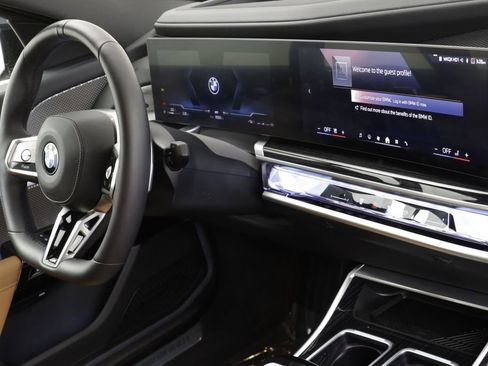 Certified 2025 BMW 740i xDrive w/ Premium Package AWD/4WD image 23
