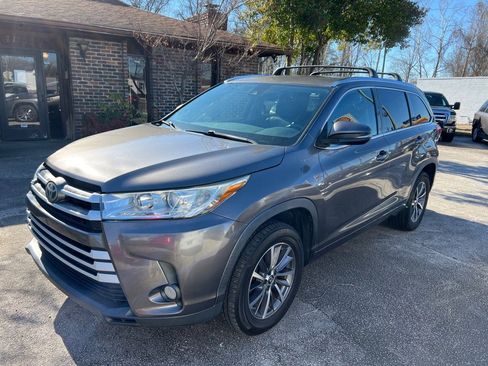 Used 2017 Toyota Highlander XLE image 1