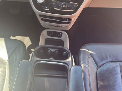 Used 2020 Chrysler Pacifica Touring-L FWD image 14