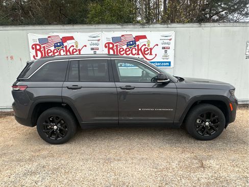 Used 2023 Jeep Grand Cherokee Limited image 2