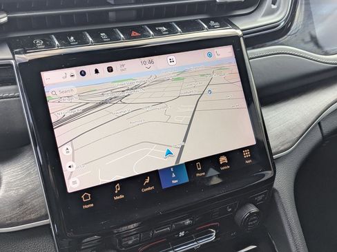 Used 2023 Jeep Grand Cherokee Limited w/ Black Appearance Package image 18