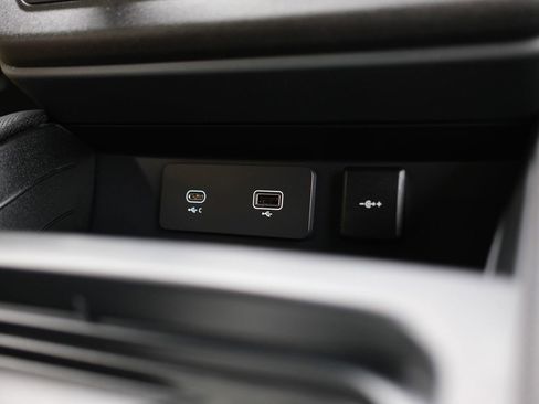 Used 2022 Land Rover Defender 90 X-Dynamic S image 16