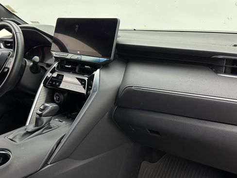 Used 2023 Toyota Venza XLE image 22