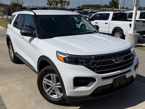 Used 2023 Ford Explorer XLT AWD/4WD image 3