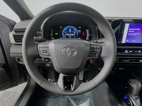 Used 2025 Toyota Camry SE w/ Convenience Package image 18