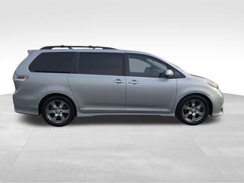 Used 2017 Toyota Sienna SE image 8