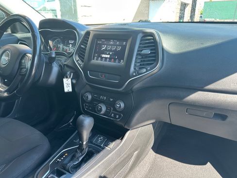 Used 2019 Jeep Cherokee Latitude w/ Cold Weather Group image 8
