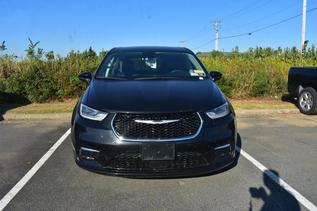 Used 2023 Chrysler Pacifica Touring-L FWD image 2