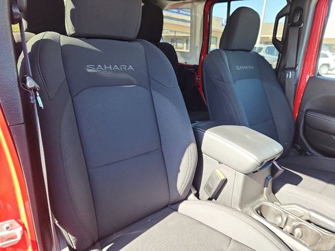 Used 2023 Jeep Wrangler Unlimited Sahara w/ Dual Top Group image 33