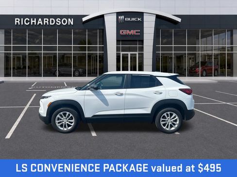 Used 2024 Chevrolet TrailBlazer LS w/ LS Convenience Package AWD/4WD image 2