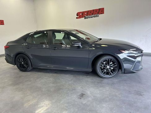 Used 2025 Toyota Camry SE w/ Convenience Package FWD image 2