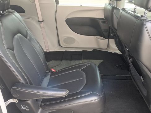 Used 2023 Chrysler Pacifica Touring-L FWD image 29