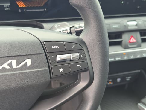 New 2025 Kia K4 LXS image 33