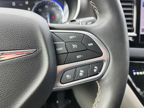 Used 2023 Chrysler Pacifica Touring-L image 32