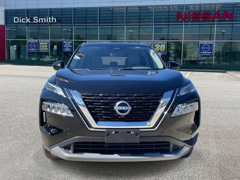 Used 2023 Nissan Rogue SV image 2