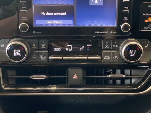 Certified 2021 Toyota Highlander XLE AWD/4WD image 21