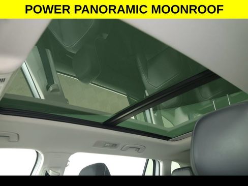 Used 2023 Volkswagen Tiguan SE w/ Panoramic Sunroof Package FWD image 3