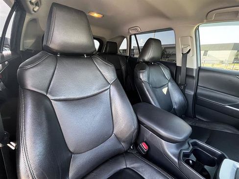 Used 2019 Toyota RAV4 LE FWD image 9