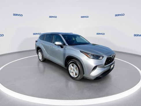 Used 2023 Toyota Highlander L FWD image 2