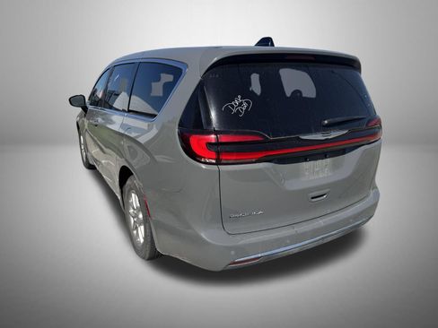 Used 2025 Chrysler Pacifica Select FWD image 3