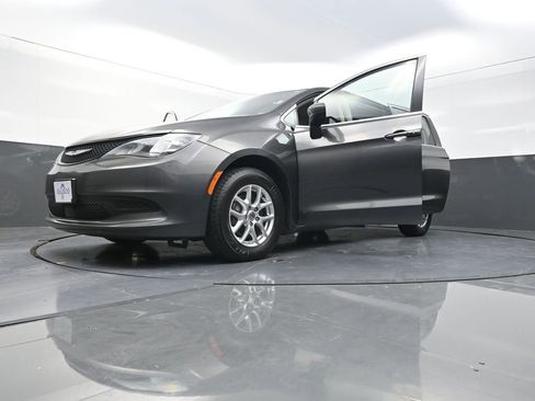 Used 2022 Chrysler Voyager LX image 32
