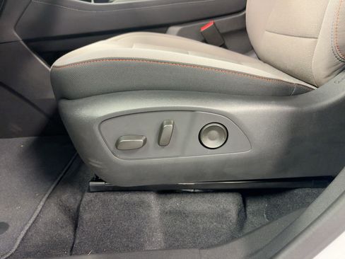 New 2025 Chevrolet Traverse LT image 12