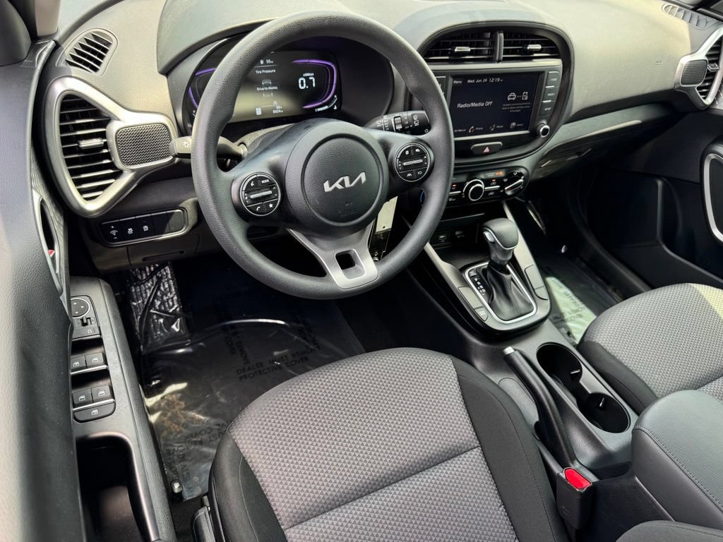 Used 2025 Kia Soul LX FWD image 25