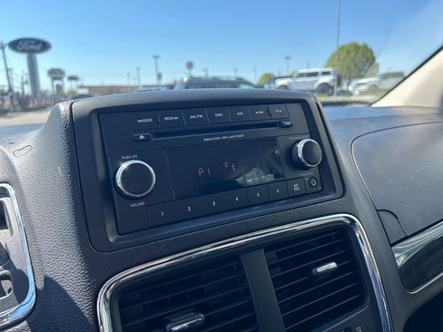 Used 2015 Dodge Grand Caravan American Value Package FWD image 26