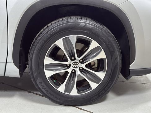 Certified 2023 Toyota Highlander XLE image 22