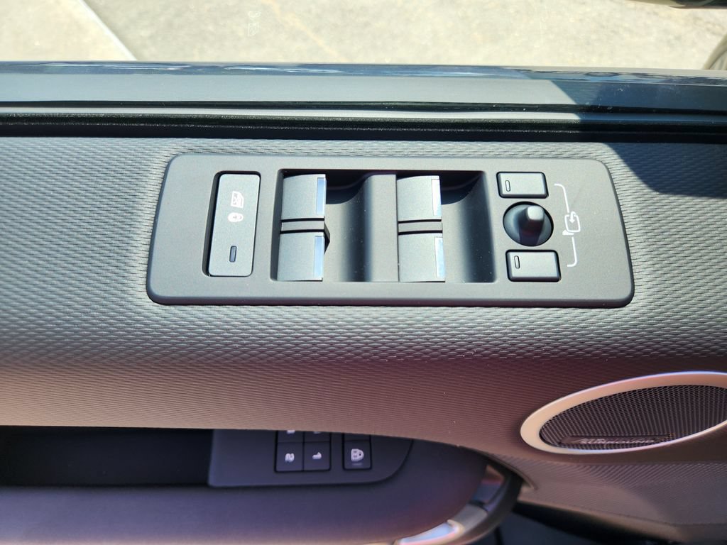 New 2026 Land Rover Discovery Limited Edition AWD/4WD image 18