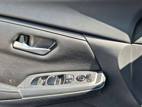 Used 2025 Nissan Sentra SV FWD image 14