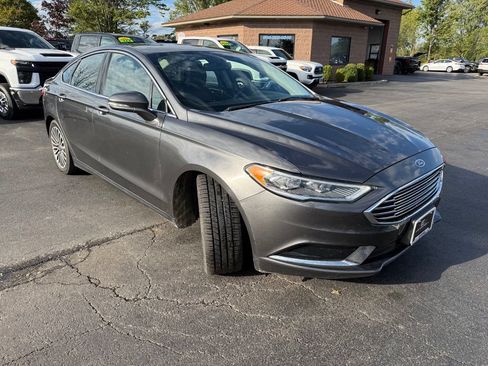 Used 2018 Ford Fusion SE w/ Fusion SE Technology Package FWD image 3