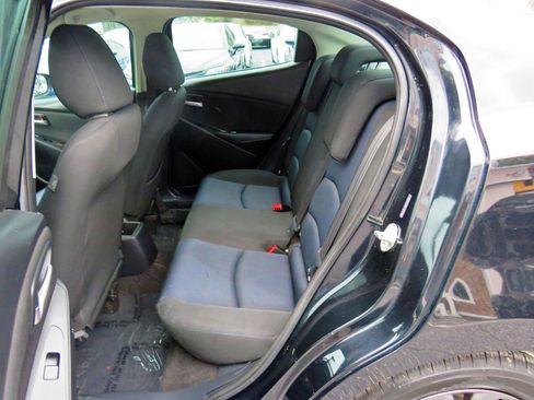 Used 2019 Toyota Yaris LE image 14