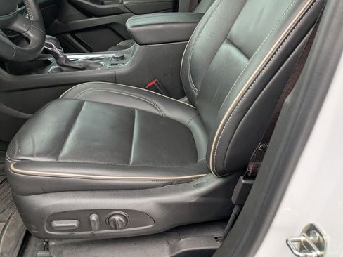 Used 2023 Chevrolet Traverse Premier FWD image 9