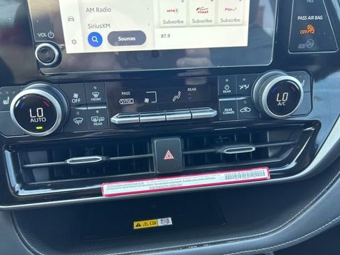 Used 2024 Toyota Highlander XLE FWD image 19