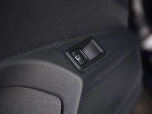 Used 2023 Volkswagen Taos SE w/ Panoramic Sunroof Package AWD/4WD image 9