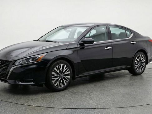 Used 2025 Nissan Altima 2.5 SV image 3