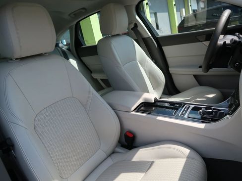 Used 2017 Jaguar XF Prestige image 25