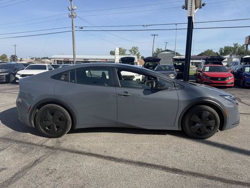 Used 2025 Toyota Prius LE FWD image 5