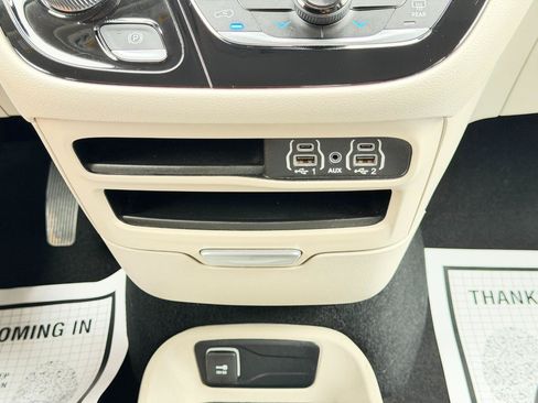 Used 2023 Chrysler Pacifica Touring-L FWD image 26