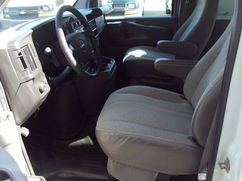 Used 2010 GMC Savana 1500 AWD image 16