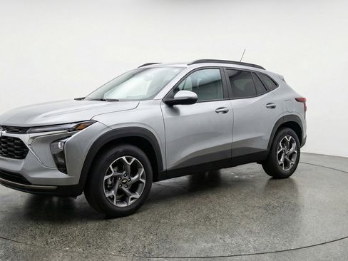 Used 2025 Chevrolet Trax LT image 3